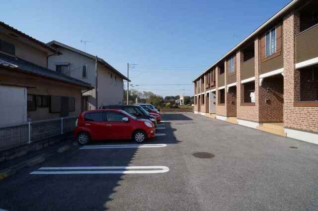 物件外観写真2　(駐車場があるので、車を買う予定の方も安心です)