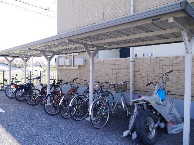 物件内観写真3　(駐輪場)