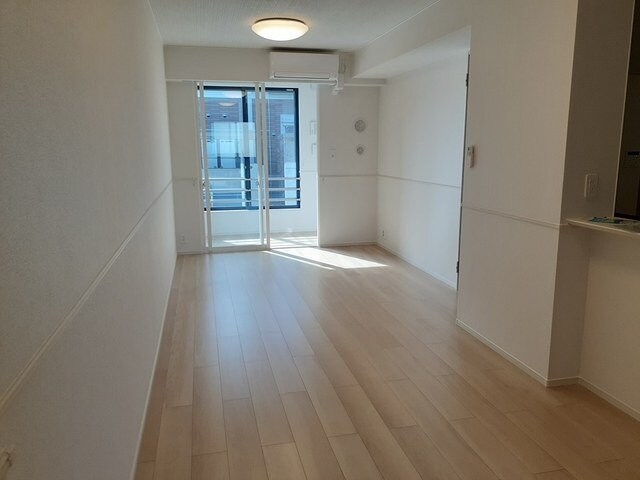 物件内観写真9　(ゆったりとした居間です)