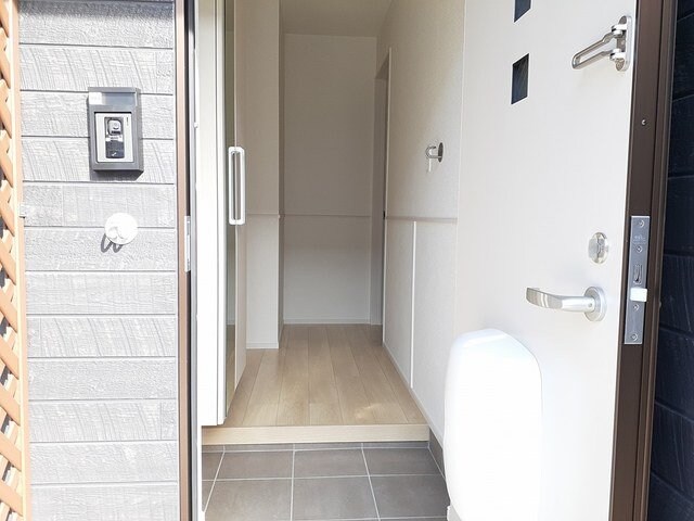 物件内観写真14　(ゆったりとした玄関です)