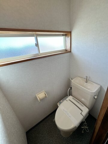 物件内観写真8　(落ち着いた色調のトイレです)