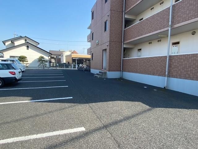 物件外観写真2　(駐車場)