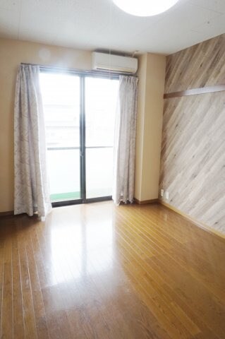 物件内観写真11　(西側洋室)