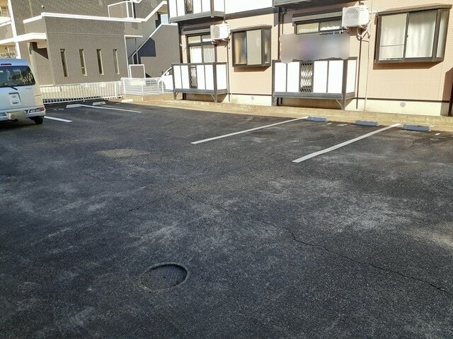 物件外観写真2　(駐車場完備です)