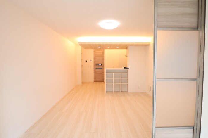 物件内観写真3　(間接照明のリビング)