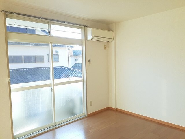 物件内観写真9　(ゆったりとした居間です)