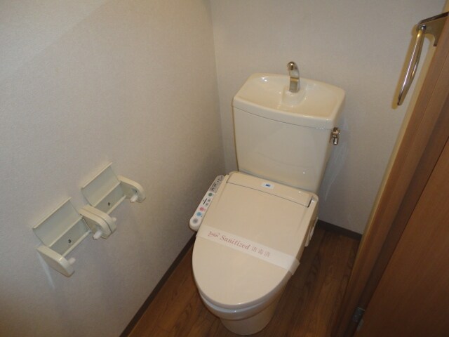 物件内観写真15　(シャワー付きトイレ)