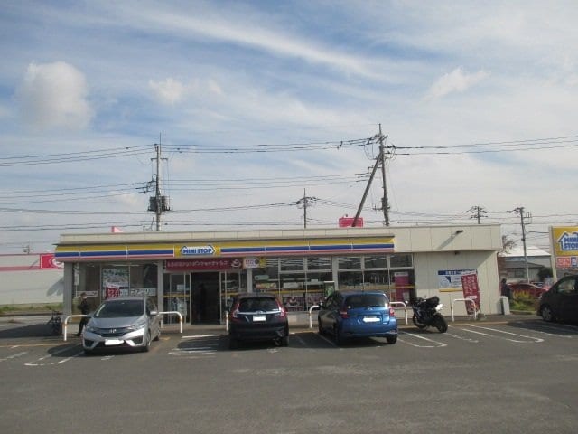 物件外観写真6　(ミニストップ　おもちゃのまち店まで1300m)