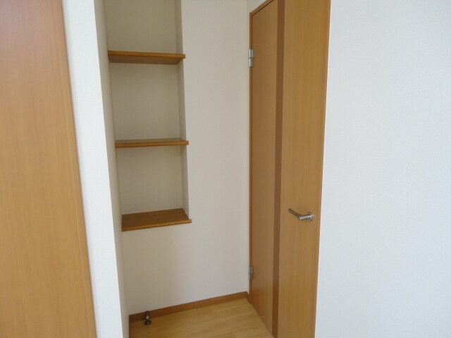 物件内観写真23　(リビング（棚）)