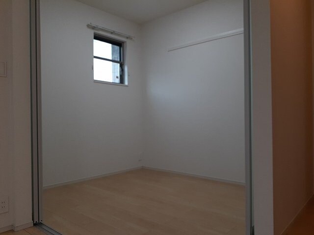 物件内観写真12　(明るい色調の室内です)