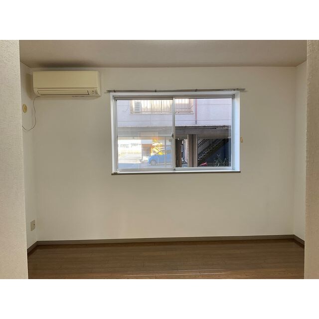 物件内観写真2　(こちらの居間で趣味の時間をお楽しみください)