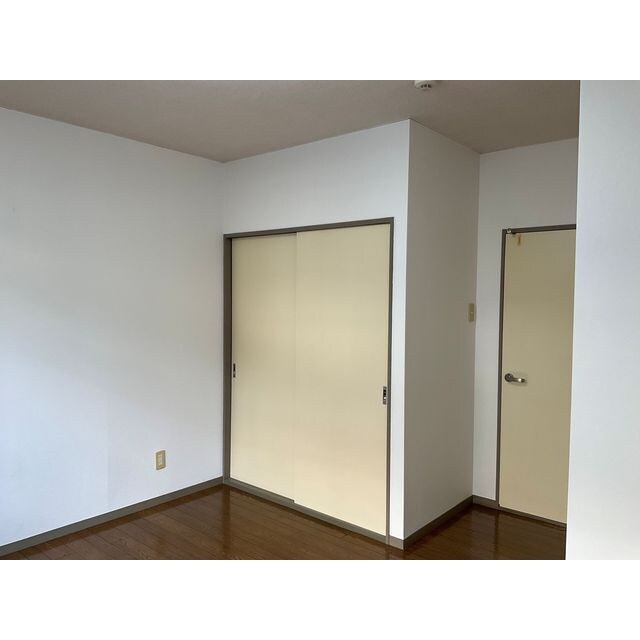 物件内観写真3　(こちらの居間で趣味の時間をお楽しみください)