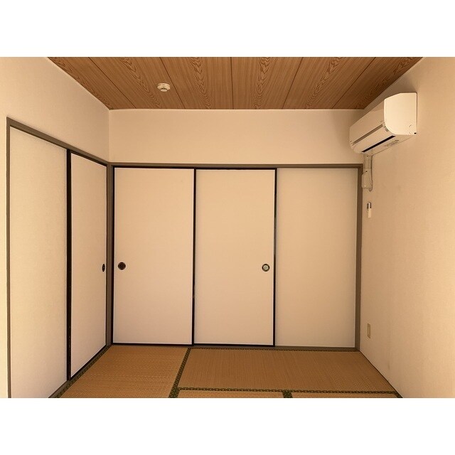 物件内観写真5　(こちらのリビングで趣味の時間をお楽しみください)