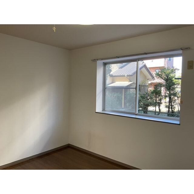 物件内観写真6　(こちらの居間で趣味の時間をお楽しみください)