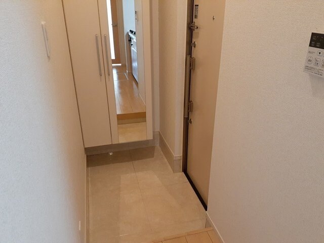 物件内観写真15　(明るい玄関です)