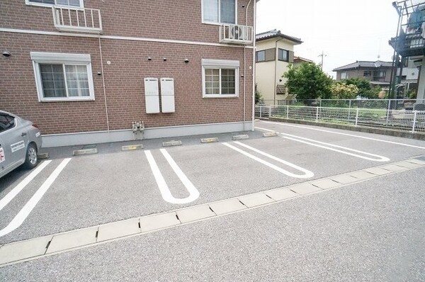 駐車場(車をお持ちの方に嬉しい駐車場付きの物件です)