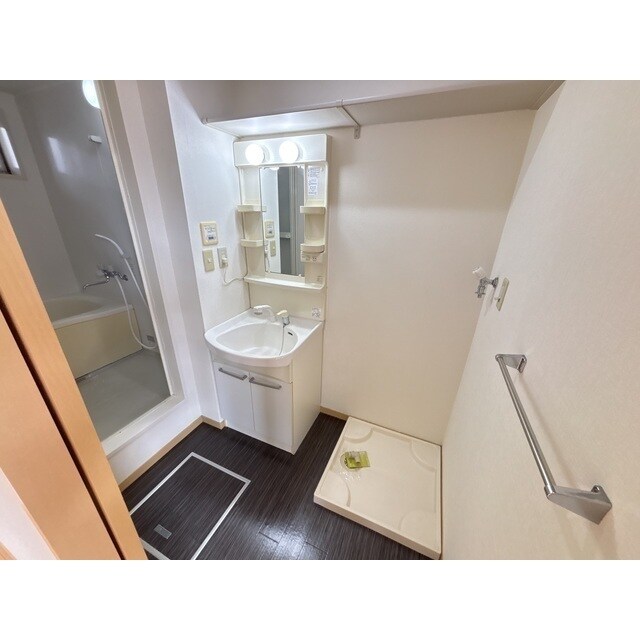 物件内観写真11　(ゆったりとスペースのある洗面所)