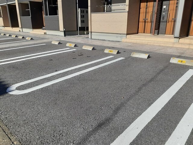 物件外観写真2　(車をお持ちの方に嬉しい駐車場付きの物件です)