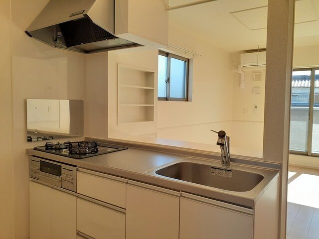 物件内観写真10　(コンパクトなキッチンで掃除もラクラク)
