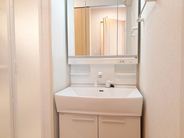 物件内観写真12　(明るい洗面所です)