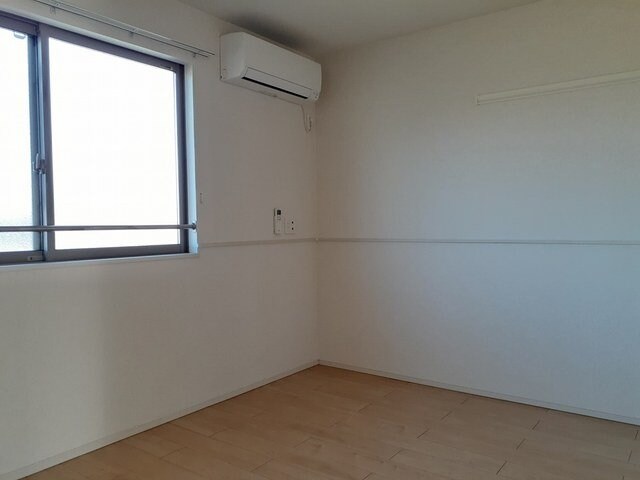 物件内観写真15　(明るい色調の室内です)