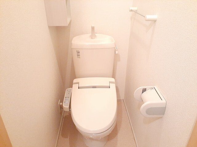 物件内観写真13　(ゆったりとした空間のトイレです)