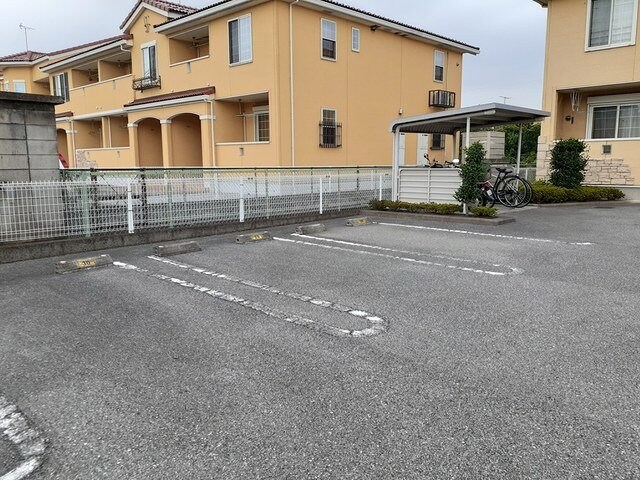 物件外観写真2　(駐車場完備です)