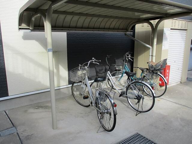 物件内観写真12　(屋根付き駐輪場です。)