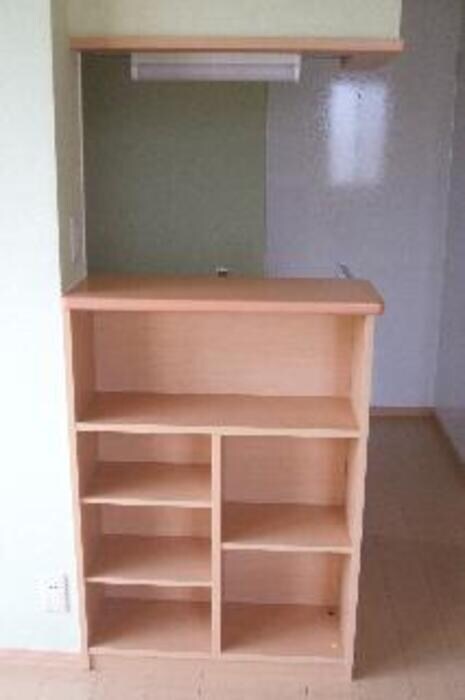 物件内観写真5　(カウンター裏の収納スペース)