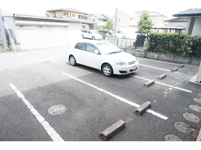 物件外観写真1　(駐車スペースもあります)