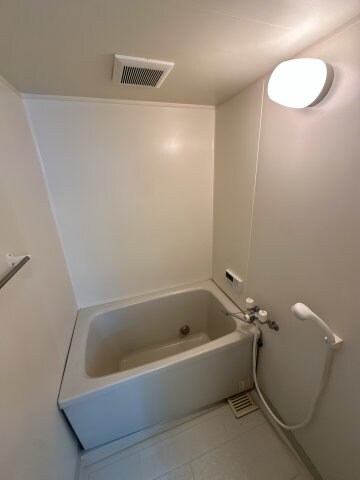 物件内観写真7　(日々の疲れを癒すお風呂付です)