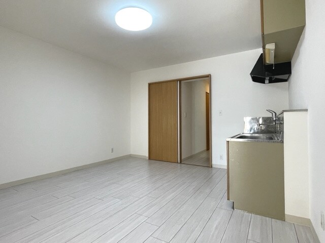 物件内観写真12　(こちらの居間で趣味の時間をお楽しみください)