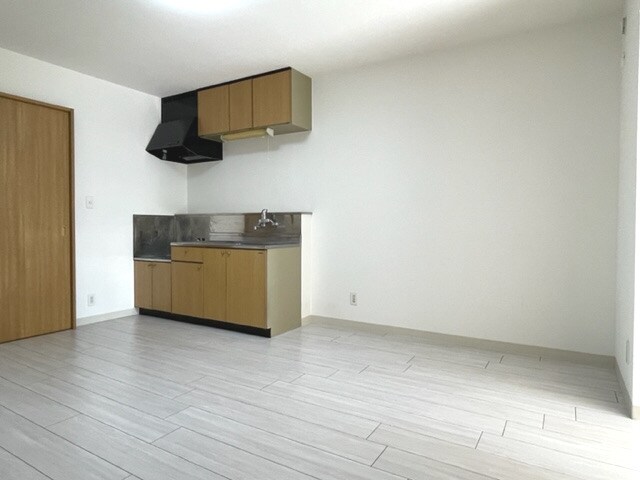 物件内観写真13　(こちらの居間で趣味の時間をお楽しみください)