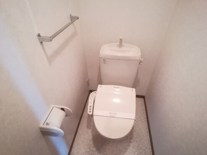 物件内観写真9　(温水洗浄暖房便座のトイレ)