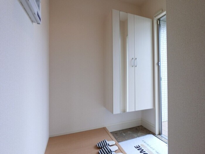 物件内観写真13　(鏡付きシューズボックス)
