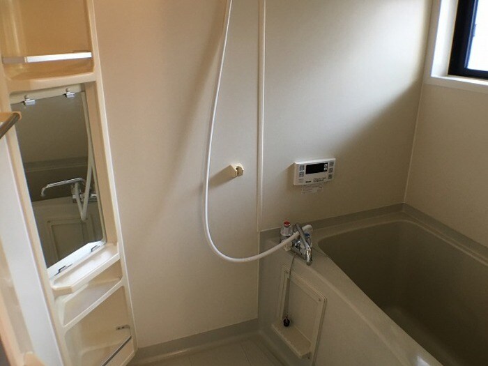 物件内観写真9　(追い焚き付き浴室)