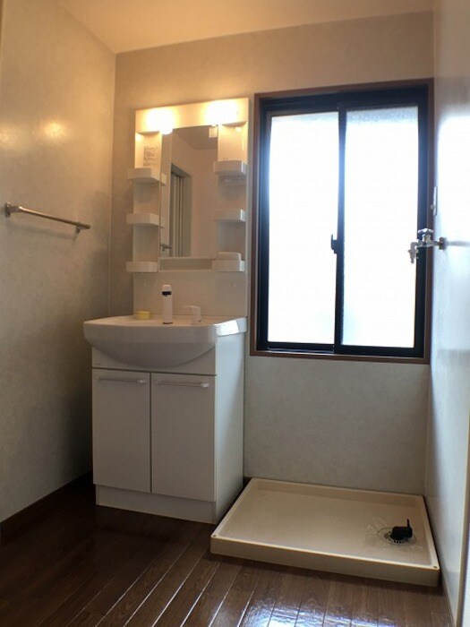 物件内観写真11　(洗面台と洗濯機置き場)