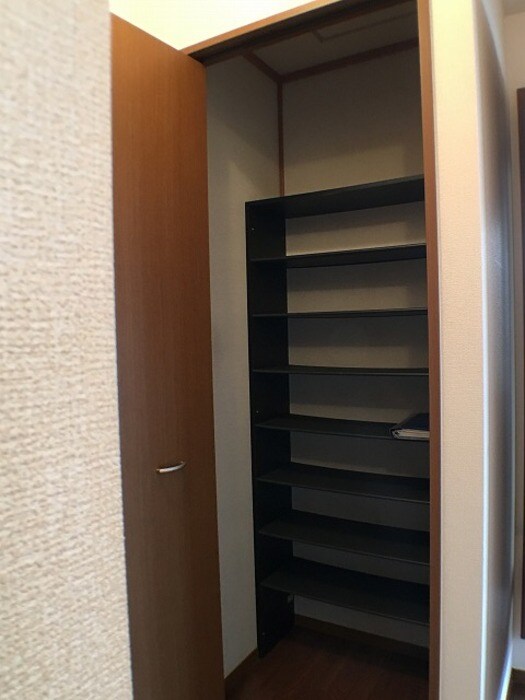 物件内観写真18　(収納棚)