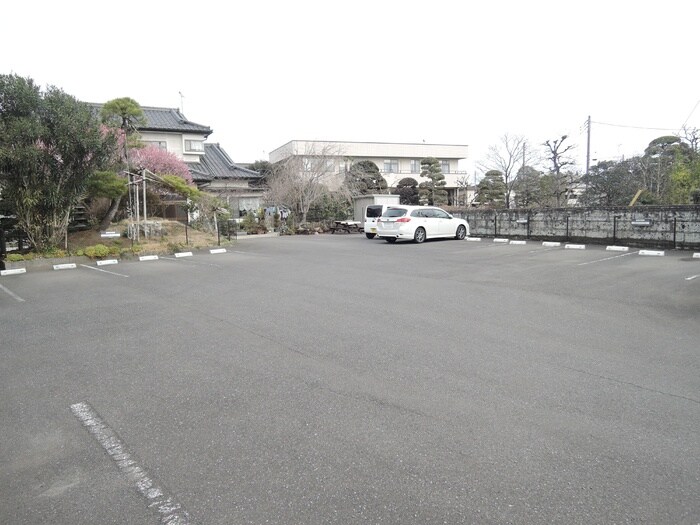物件外観写真2　(駐車場)