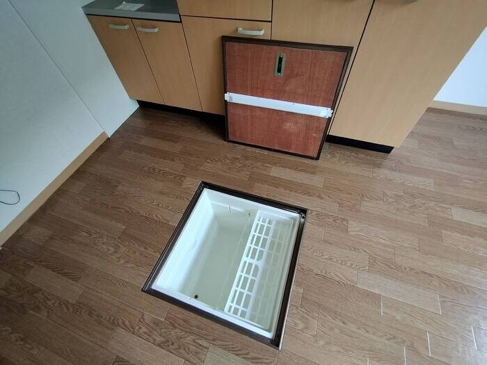 物件内観写真18　(床下収納)