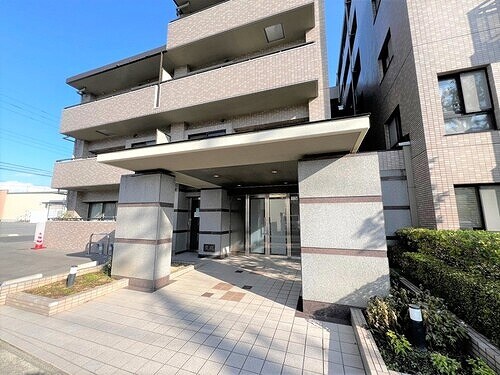 物件外観写真3　(エントランス外観　※2023年11月撮影)