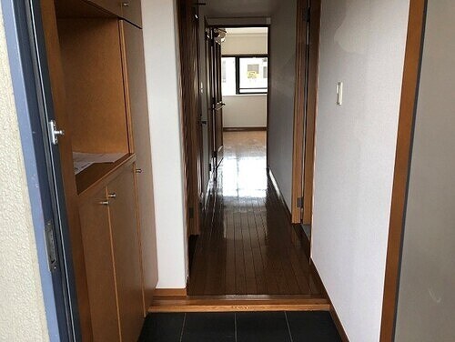 物件内観写真10　(玄関　※2025年4月撮影)