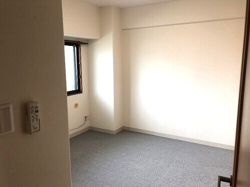 物件内観写真15　(洋室約6.4畳　※2025年4月撮影)