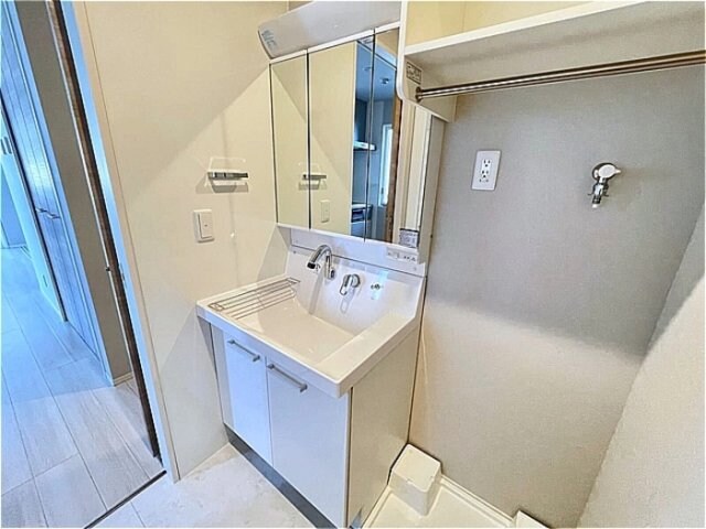 物件内観写真10　(三面鏡付き洗髪洗面化粧台)