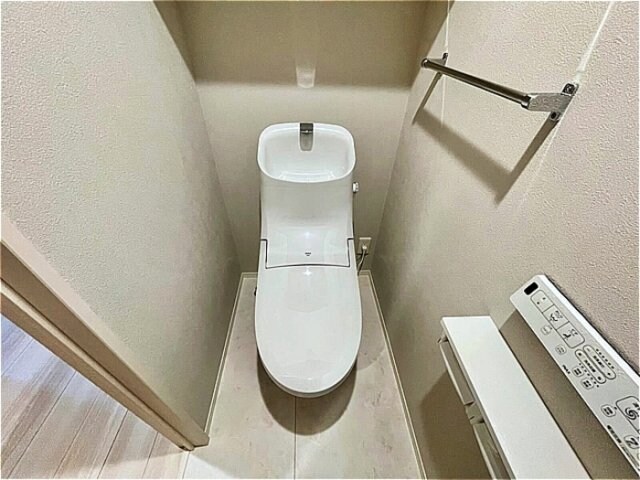 物件内観写真11　(温水洗浄暖房便座のトイレ)