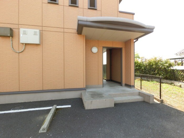 物件外観写真4　(エントランス)