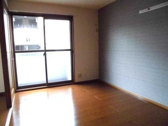 物件内観写真7　(南側洋室)