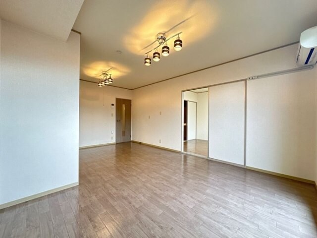 物件内観写真5　(LDK（別角度）)