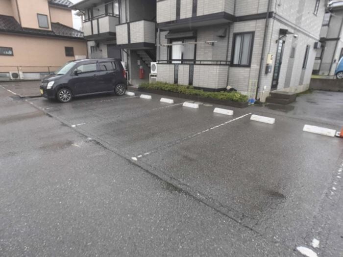 物件外観写真2　(駐車場)