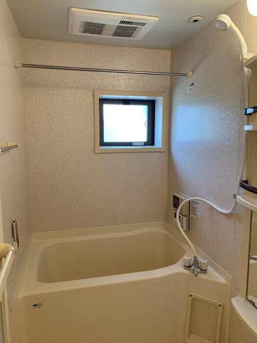 物件内観写真6　(ＴＶ・換気暖房乾燥機付浴室)